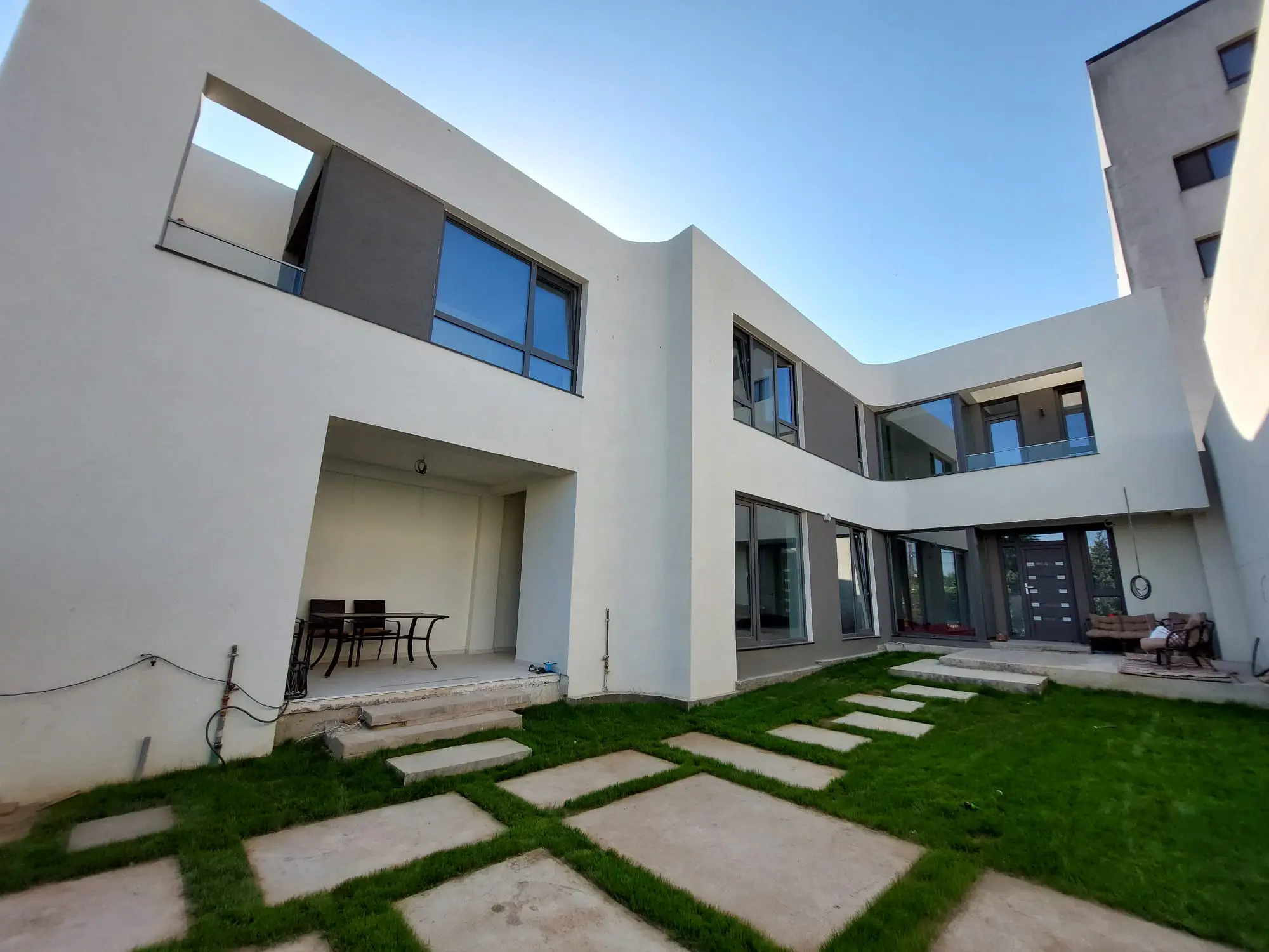 Proiect de casa cu 2 etaje 235 m²: 4 Dormitoare, 3 Bai, fara Garaj