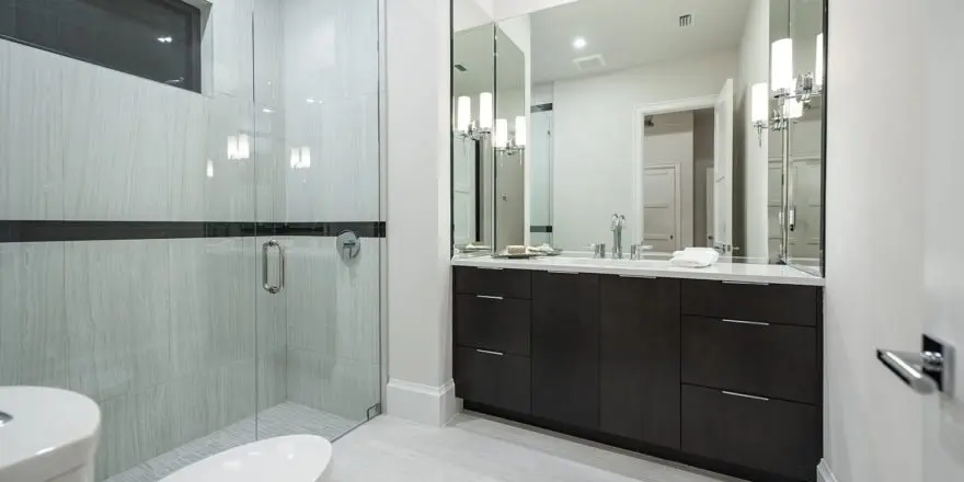 Proiect de casa parter 65 m²: 4 Dormitoare, 6 Bai, Bucatarie deschisa, Garaj