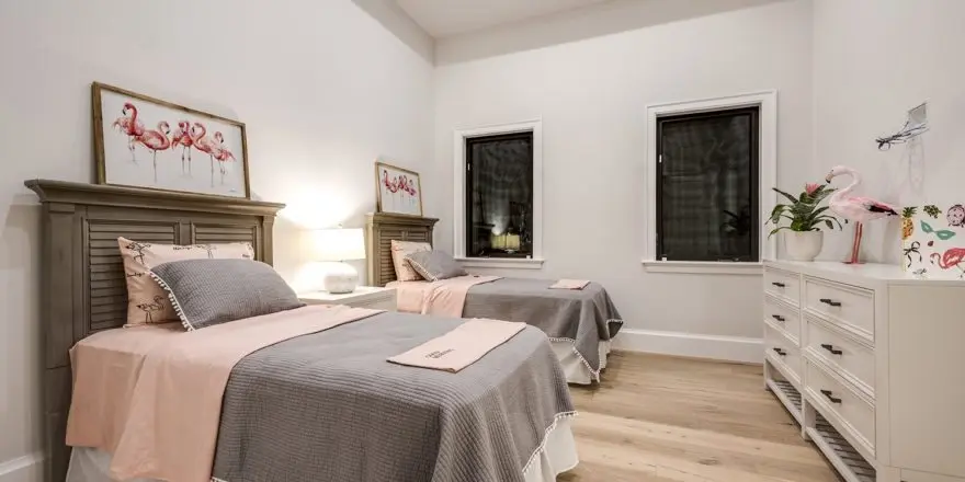Proiect de casa parter 65 m²: 4 Dormitoare, 6 Bai, Bucatarie deschisa, Garaj