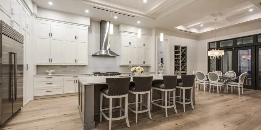 Proiect de casa parter 65 m²: 4 Dormitoare, 6 Bai, Bucatarie deschisa, Garaj