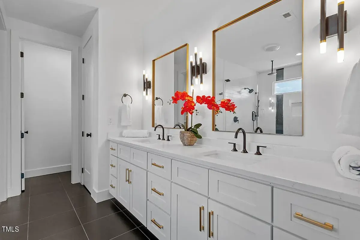 Interior 12 – Proiect de casa cu etaj 379 m²: 3 Dormitoare, 5 Bai, Bucatarie deschisa, Garaj — 61502R