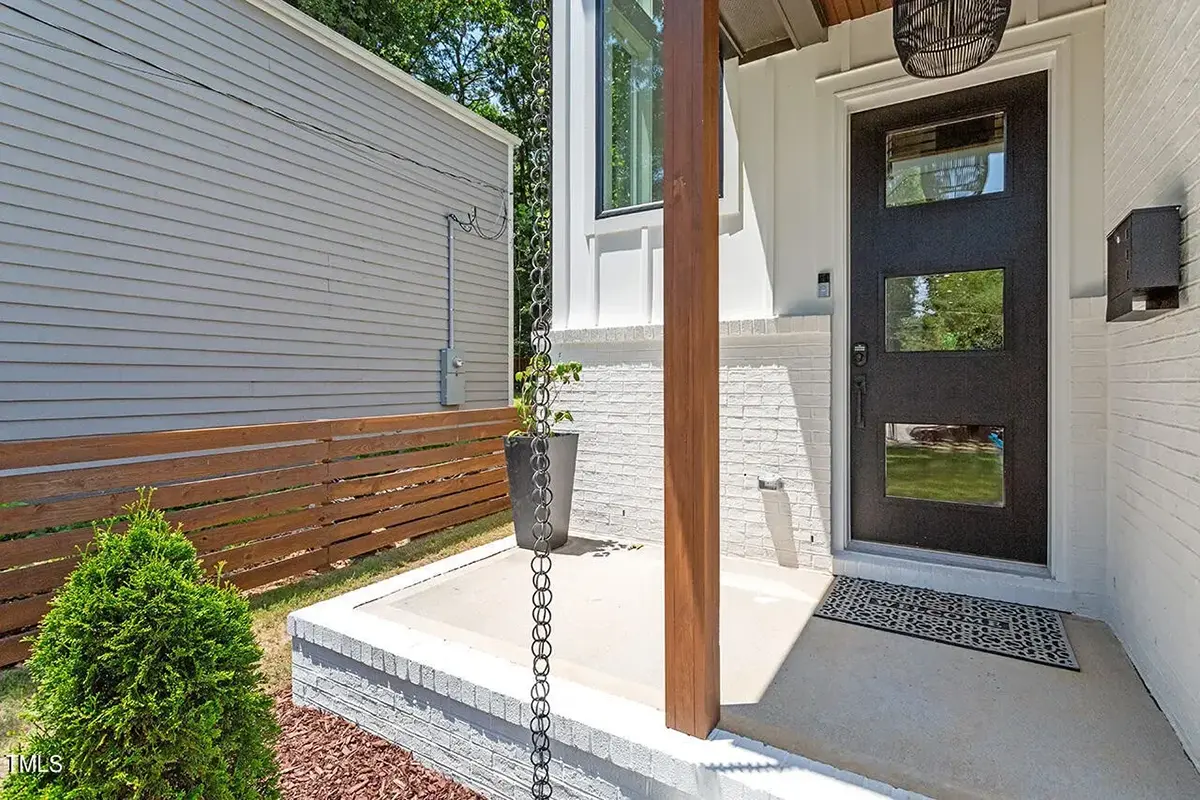Fotografii reale ale caselor construite 20 – Proiect de casa cu etaj 379 m²: 3 Dormitoare, 5 Bai, Bucatarie deschisa, Garaj — 61502R
