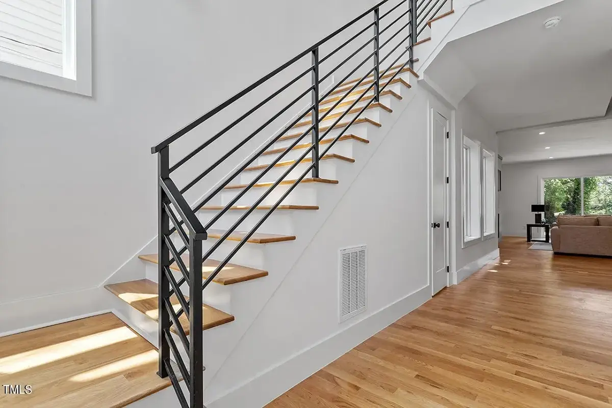 Interior 7 – Proiect de casa cu etaj 379 m²: 3 Dormitoare, 5 Bai, Bucatarie deschisa, Garaj — 61502R
