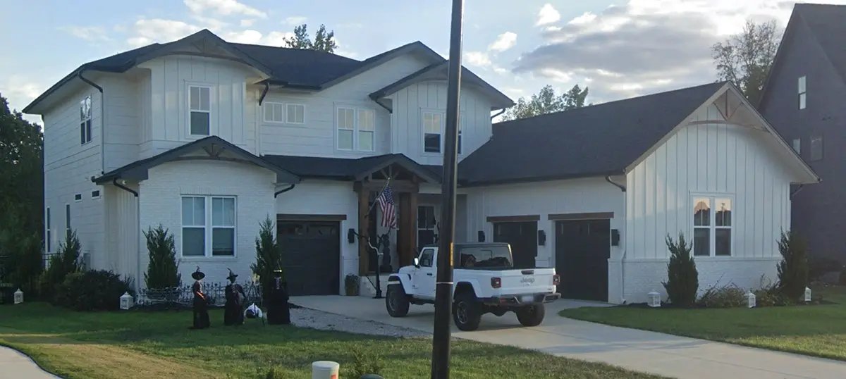 Fotografii reale ale caselor construite 7 – Proiect de casa cu etaj 353 m²: 4 Dormitoare, Birou, 5 Bai, Bucatarie deschisa, Garaj — 73032R
