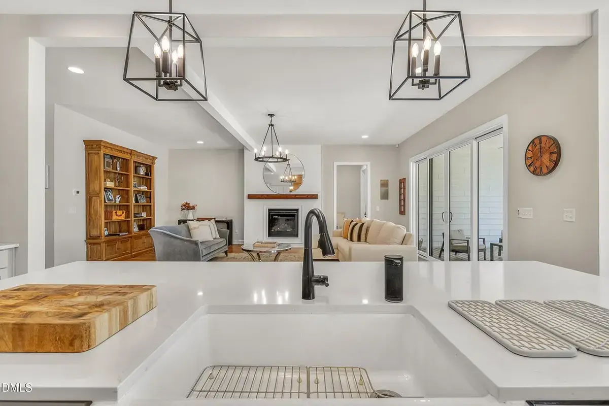 Interior 12 – Proiect de casa parter cu mansardă 339 m²: 4 Dormitoare, Birou, 4 Bai, Bucatarie deschisa, Garaj — 37290R