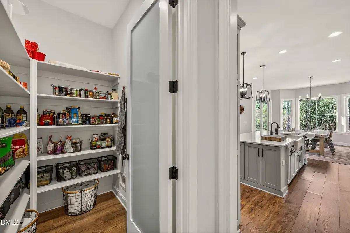 Interior 7 – Proiect de casa parter cu mansardă 339 m²: 4 Dormitoare, Birou, 4 Bai, Bucatarie deschisa, Garaj — 37290R