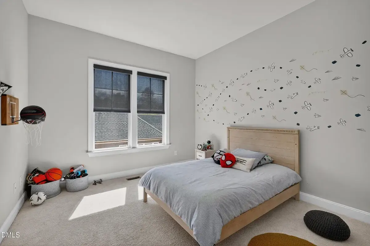 Interior 5 – Proiect de casa parter cu mansardă 339 m²: 4 Dormitoare, Birou, 4 Bai, Bucatarie deschisa, Garaj — 37290R