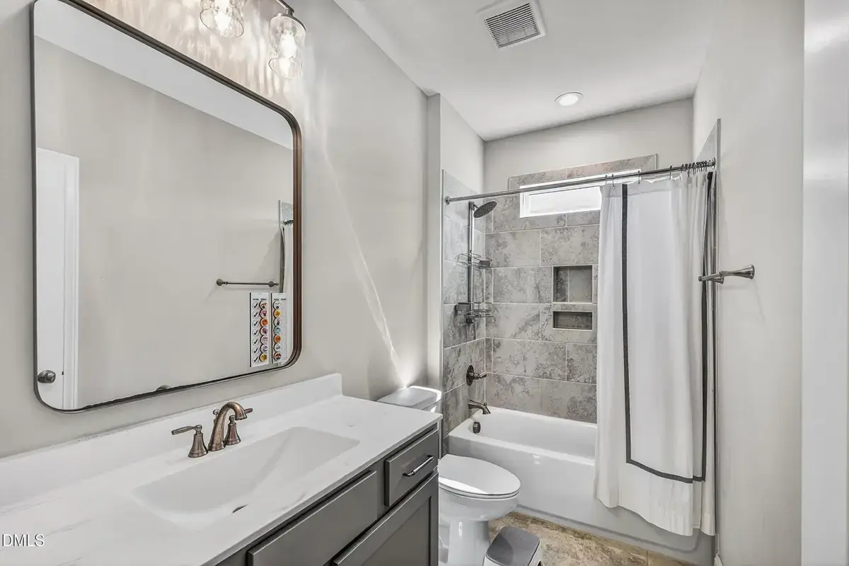 Interior 8 – Proiect de casa parter cu mansardă 339 m²: 4 Dormitoare, Birou, 4 Bai, Bucatarie deschisa, Garaj — 37290R