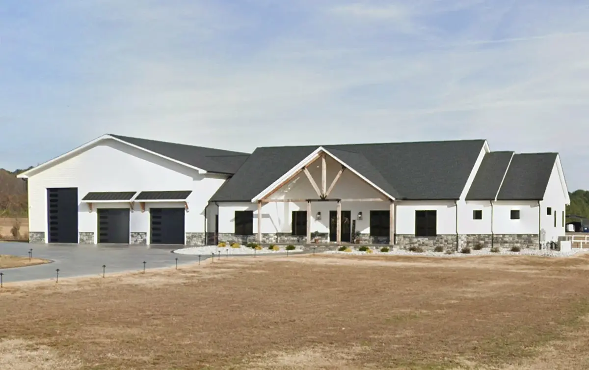 Fotografii reale ale caselor construite 4 – Proiect de casa parter 375 m²: 3 Dormitoare, Birou, 5 Bai, Bucatarie deschisa, Garaj — 66314R