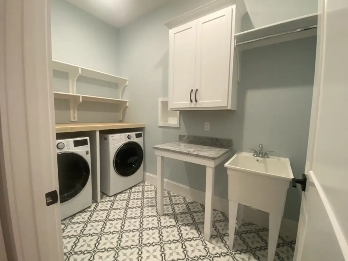 Interior 10 – Proiect de casa parter cu mansardă 238 m²: 2 Dormitoare, 4 Bai, Bucatarie deschisa, Garaj — 55939R