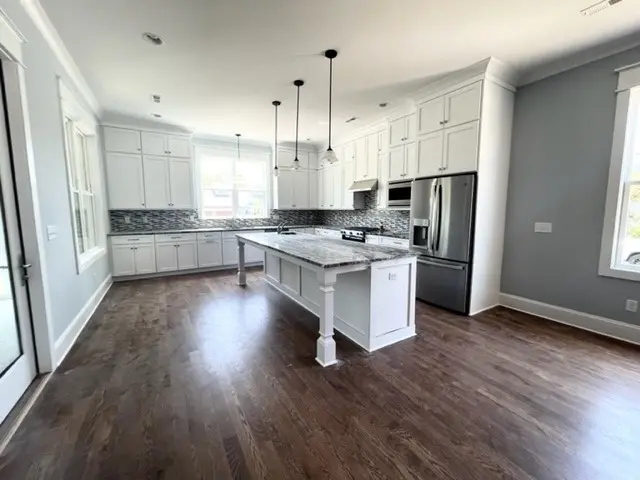 Interior 4 – Proiect de casa parter cu mansardă 390 m²: 5 Dormitoare, Birou, 5 Bai, Bucatarie deschisa, Garaj — 38496R