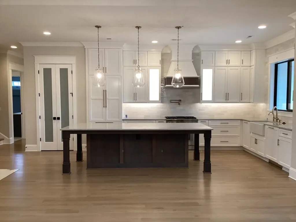 Interior 4 – Proiect de casa cu etaj 331 m²: 4 Dormitoare, Birou, 7 Bai, Bucatarie deschisa, Garaj — 27439R