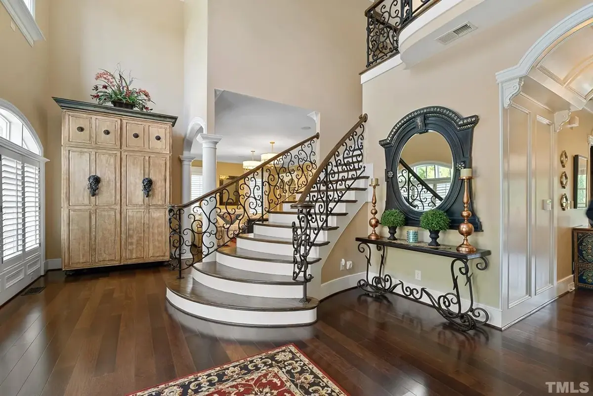 Proiect de casa cu etaj 479 m²: 4 Dormitoare, Birou, 5 Bai, Garaj