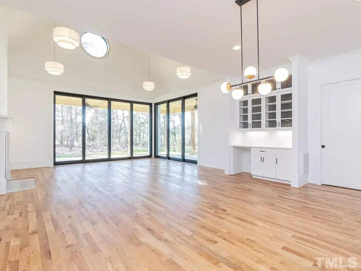 Proiect de casa parter cu mansardă 419 m²: 4 Dormitoare, 4 Bai, Bucatarie deschisa, Garaj