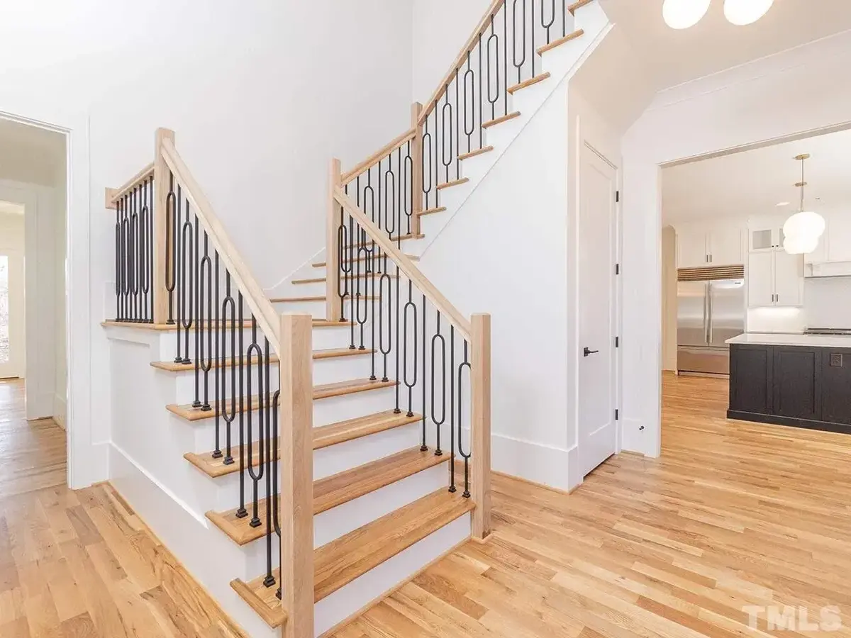 Proiect de casa parter cu mansardă 419 m²: 4 Dormitoare, 4 Bai, Bucatarie deschisa, Garaj