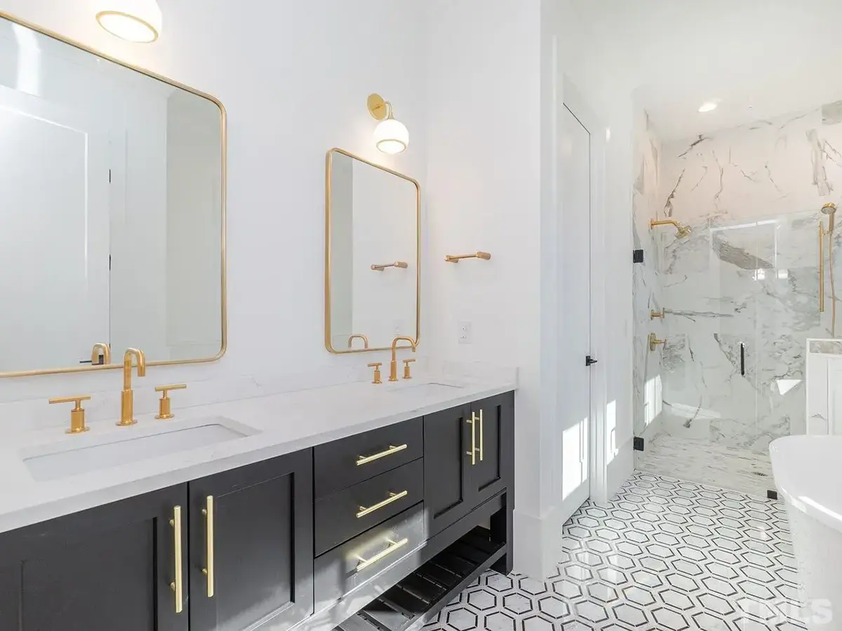 Proiect de casa parter cu mansardă 419 m²: 4 Dormitoare, 4 Bai, Bucatarie deschisa, Garaj