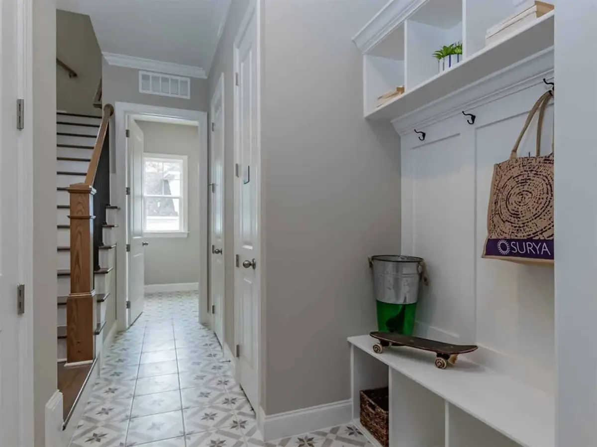 Proiect de casa parter cu mansardă 284 m²: 4 Dormitoare, 4 Bai, Bucatarie deschisa, Garaj