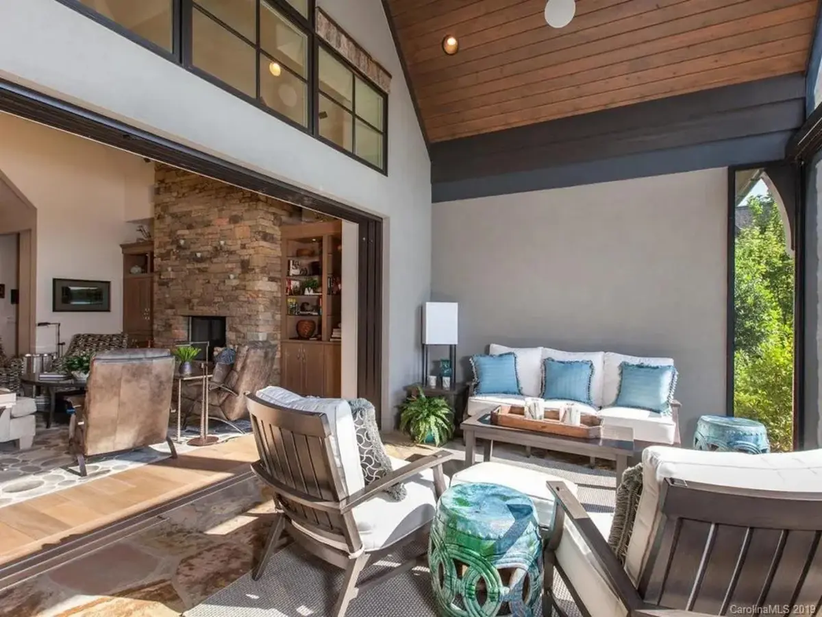 Proiect de casa parter 257 m²: 2 Dormitoare, Birou, 4 Bai, Bucatarie deschisa, Garaj