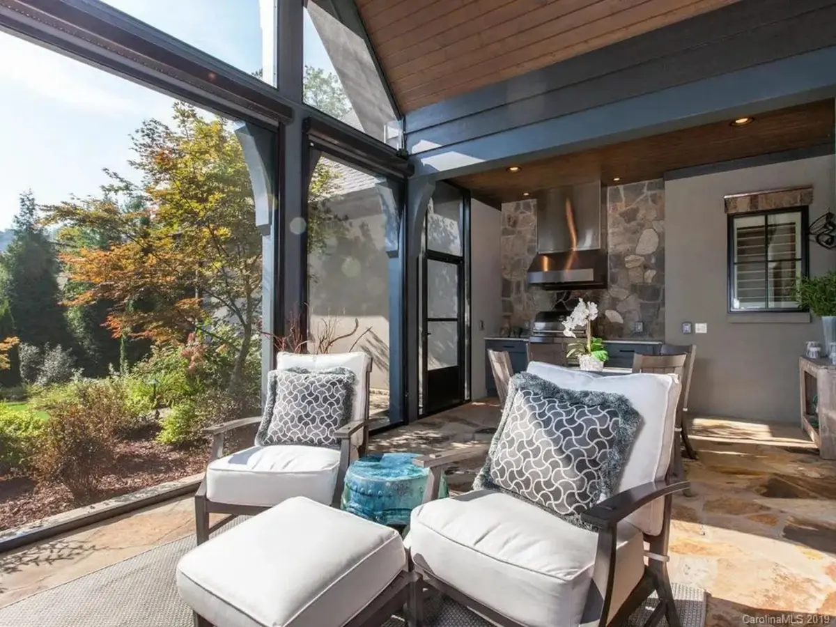 Proiect de casa parter 257 m²: 2 Dormitoare, Birou, 4 Bai, Bucatarie deschisa, Garaj