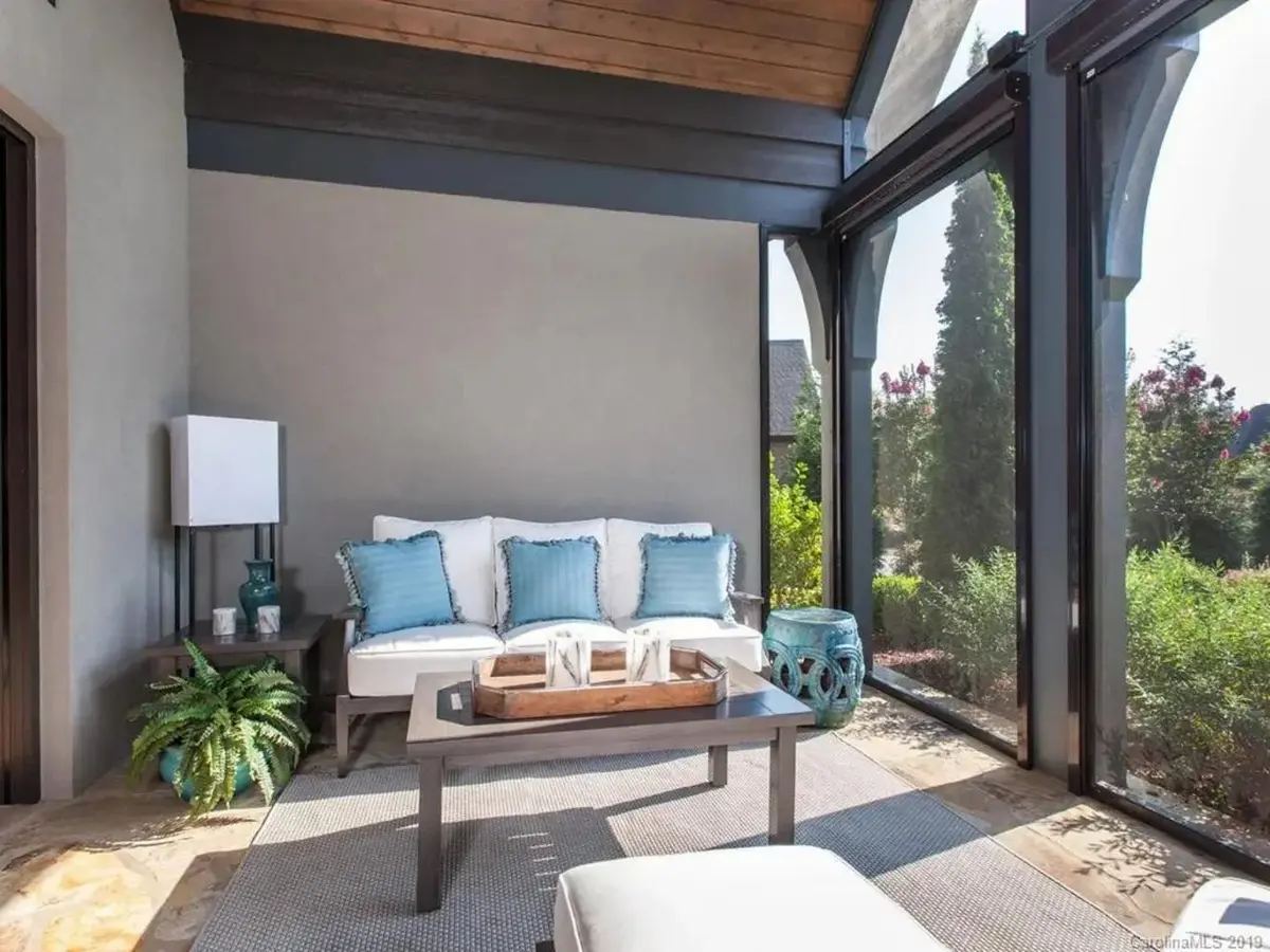Proiect de casa parter 257 m²: 2 Dormitoare, Birou, 4 Bai, Bucatarie deschisa, Garaj
