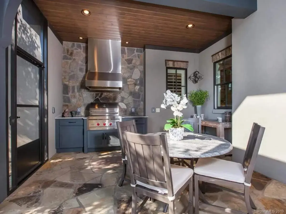 Proiect de casa parter 257 m²: 2 Dormitoare, Birou, 4 Bai, Bucatarie deschisa, Garaj