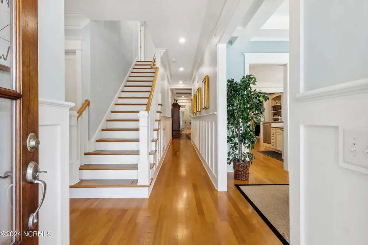 Proiect de casa parter cu mansardă 178 m²: 4 Dormitoare, 3 Bai, Garaj