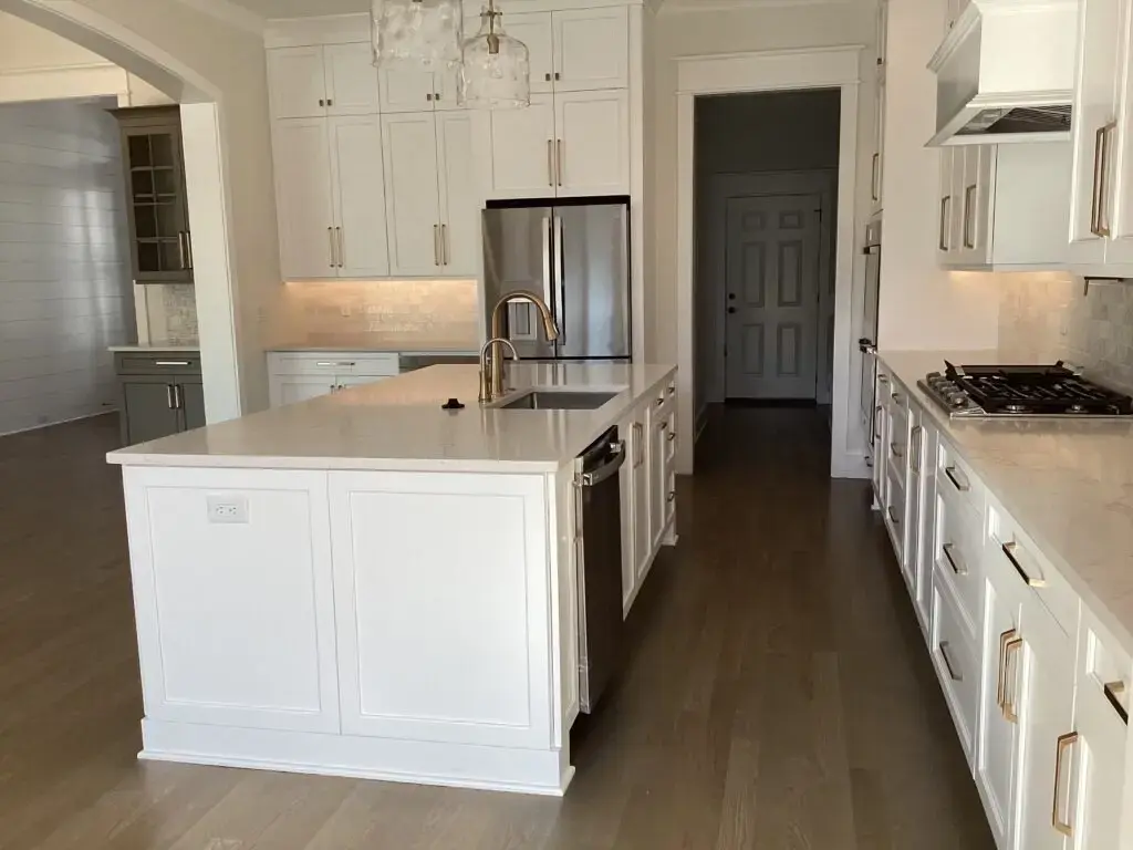 Proiect de casa parter 335 m²: 3 Dormitoare, 7 Bai, Bucatarie deschisa, Garaj