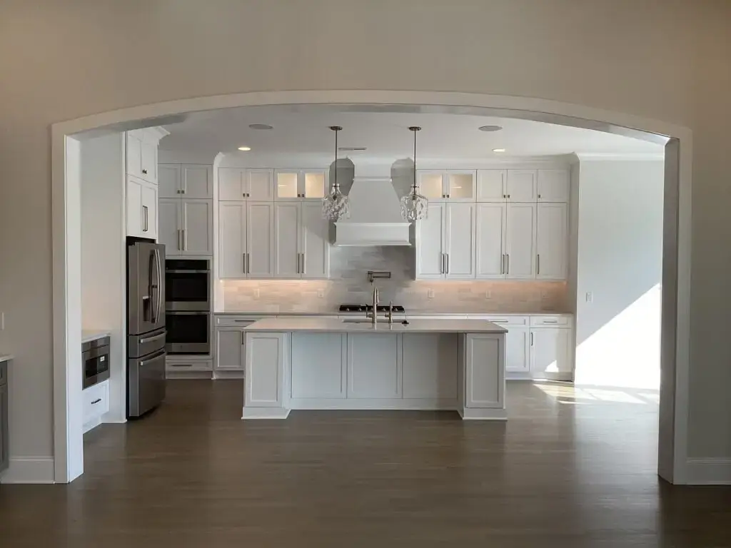 Proiect de casa parter 335 m²: 3 Dormitoare, 7 Bai, Bucatarie deschisa, Garaj