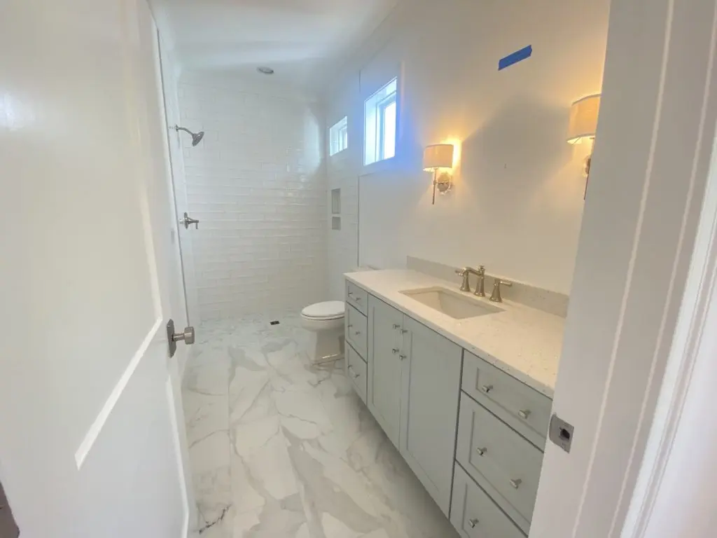 Proiect de casa cu etaj 278 m²: 3 Dormitoare, Birou, 6 Bai, Bucatarie deschisa, Garaj