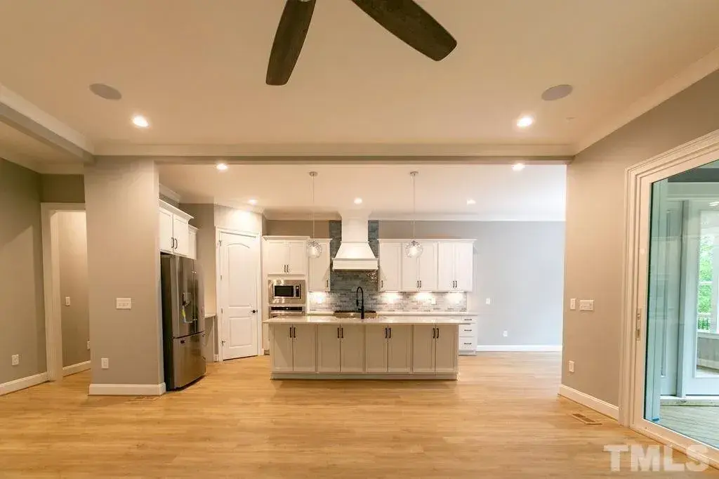 Interior 7 – Proiect de casa parter cu mansardă 403 m²: 3 Dormitoare, Birou, 5 Bai, Bucatarie deschisa, Garaj — 40137R