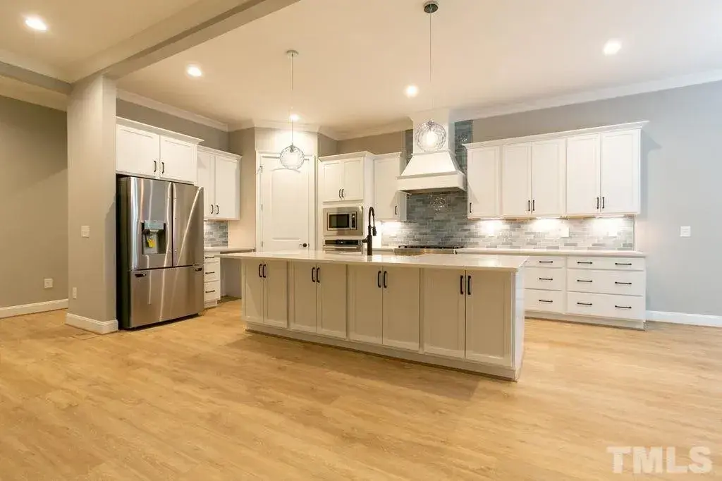 Interior 6 – Proiect de casa parter cu mansardă 403 m²: 3 Dormitoare, Birou, 5 Bai, Bucatarie deschisa, Garaj — 40137R