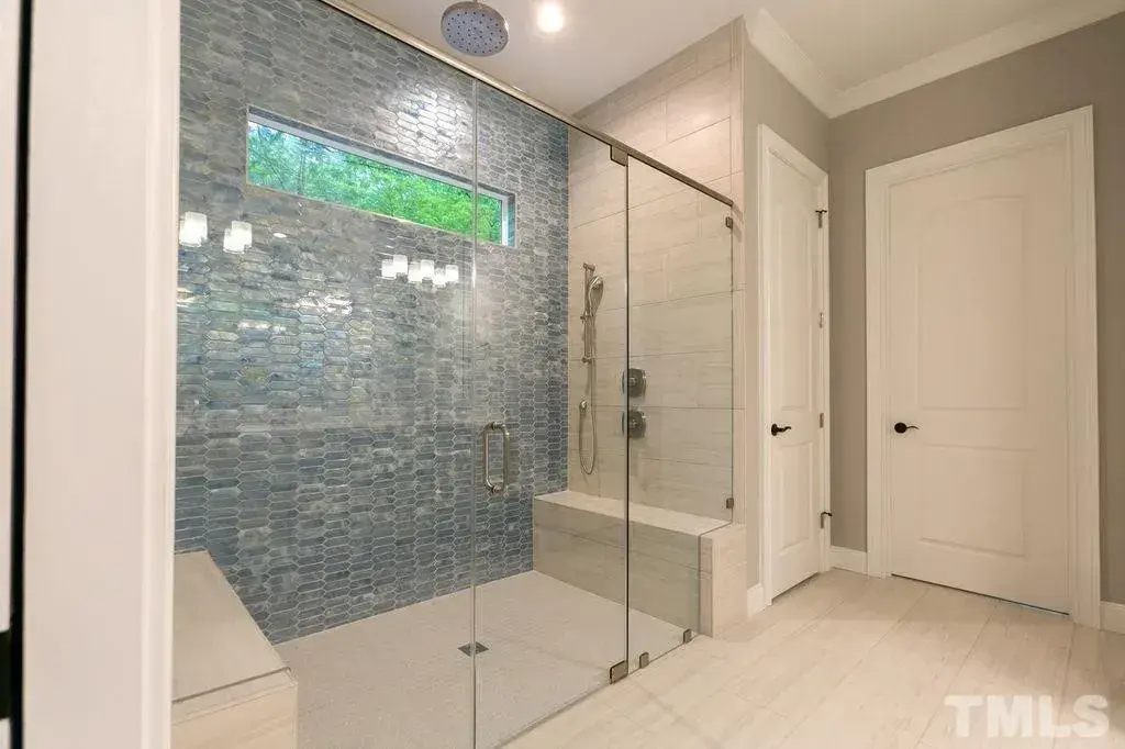 Interior 14 – Proiect de casa parter cu mansardă 403 m²: 3 Dormitoare, Birou, 5 Bai, Bucatarie deschisa, Garaj — 40137R