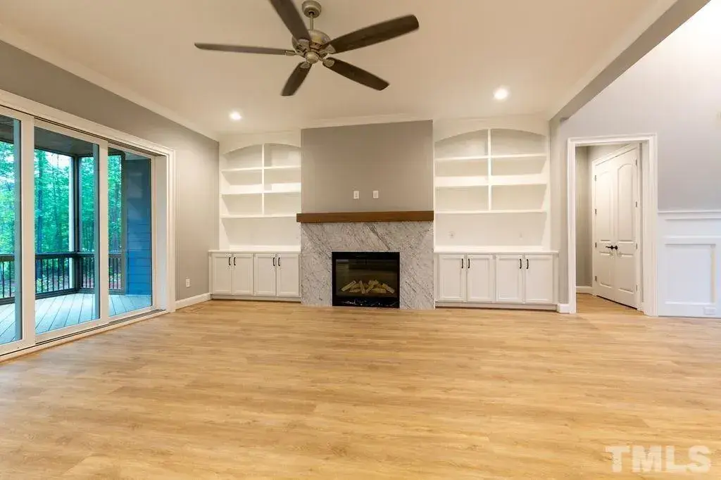 Interior 11 – Proiect de casa parter cu mansardă 403 m²: 3 Dormitoare, Birou, 5 Bai, Bucatarie deschisa, Garaj — 40137R