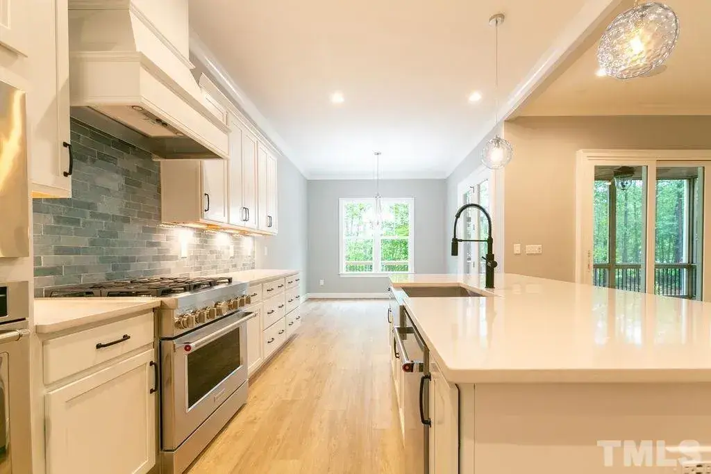 Interior 8 – Proiect de casa parter cu mansardă 403 m²: 3 Dormitoare, Birou, 5 Bai, Bucatarie deschisa, Garaj — 40137R