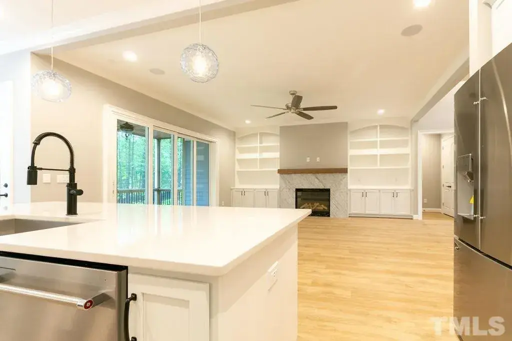Interior 10 – Proiect de casa parter cu mansardă 403 m²: 3 Dormitoare, Birou, 5 Bai, Bucatarie deschisa, Garaj — 40137R