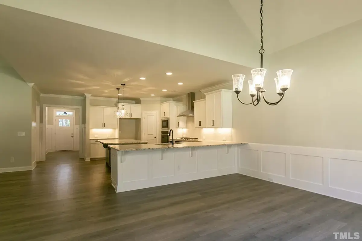 Interior 11 – Proiect de casa parter cu mansardă 277 m²: 3 Dormitoare, Birou, 4 Bai, Bucatarie deschisa, Garaj — 69010R
