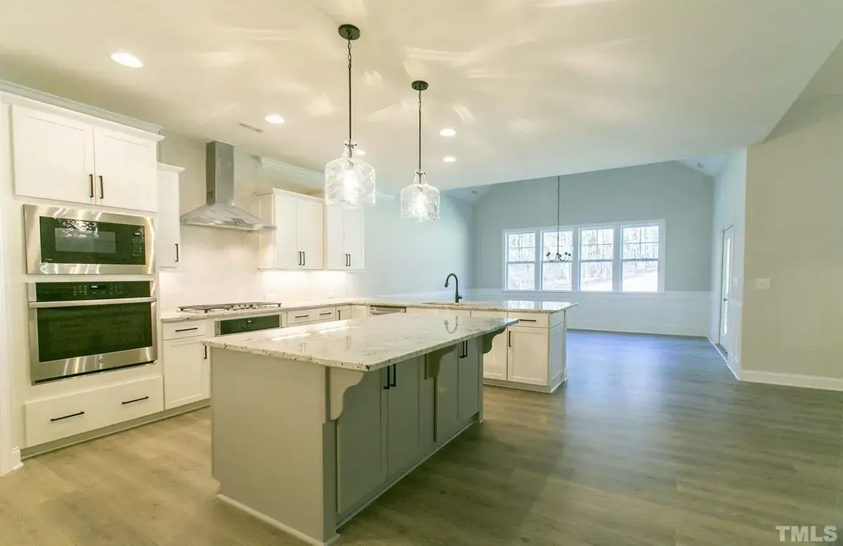 Interior 9 – Proiect de casa parter cu mansardă 277 m²: 3 Dormitoare, Birou, 4 Bai, Bucatarie deschisa, Garaj — 69010R