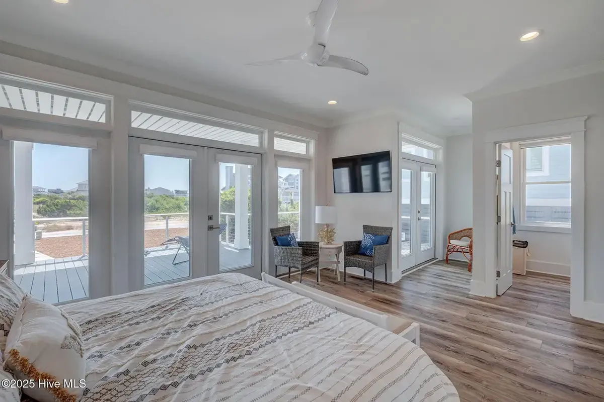Interior 17 – Proiect de casa cu etaj 265 m²: 5 Dormitoare, 6 Bai, Bucatarie deschisa, Garaj — 11745R