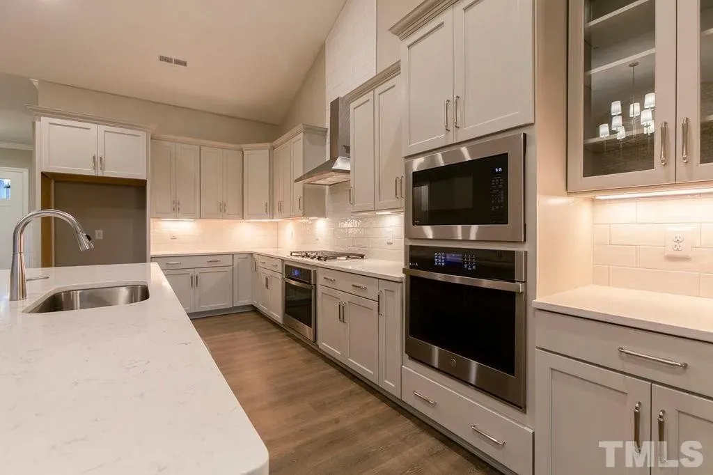 Interior 11 – Proiect de casa parter cu mansardă 297 m²: 4 Dormitoare, Birou, 4 Bai, Bucatarie deschisa, Garaj — 74644R