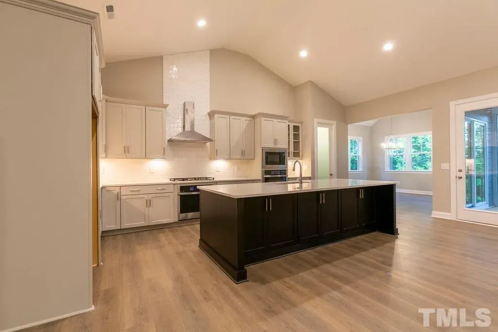 Interior 6 – Proiect de casa parter cu mansardă 297 m²: 4 Dormitoare, Birou, 4 Bai, Bucatarie deschisa, Garaj — 74644R