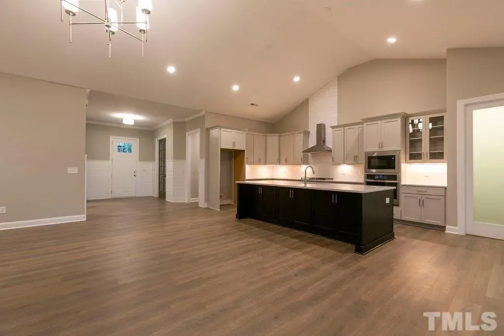 Interior 13 – Proiect de casa parter cu mansardă 297 m²: 4 Dormitoare, Birou, 4 Bai, Bucatarie deschisa, Garaj — 74644R