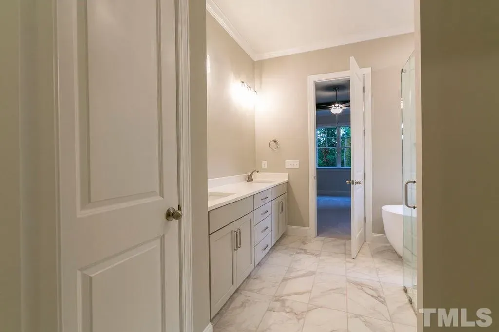 Interior 8 – Proiect de casa parter cu mansardă 297 m²: 4 Dormitoare, Birou, 4 Bai, Bucatarie deschisa, Garaj — 74644R