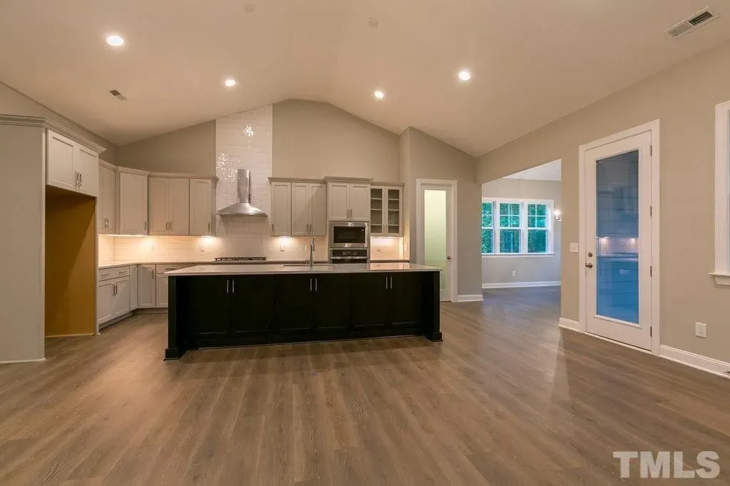 Interior 9 – Proiect de casa parter cu mansardă 297 m²: 4 Dormitoare, Birou, 4 Bai, Bucatarie deschisa, Garaj — 74644R