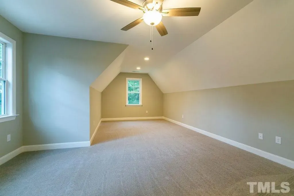 Interior 5 – Proiect de casa parter cu mansardă 297 m²: 4 Dormitoare, Birou, 4 Bai, Bucatarie deschisa, Garaj — 74644R