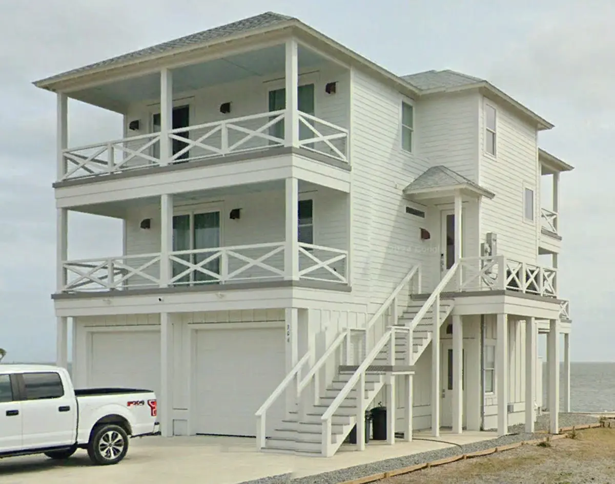 Fotografii reale ale caselor construite 8 – Proiect de casa cu 2 etaje 218 m²: 4 Dormitoare, 4 Bai, Bucatarie deschisa, Garaj — 46204R