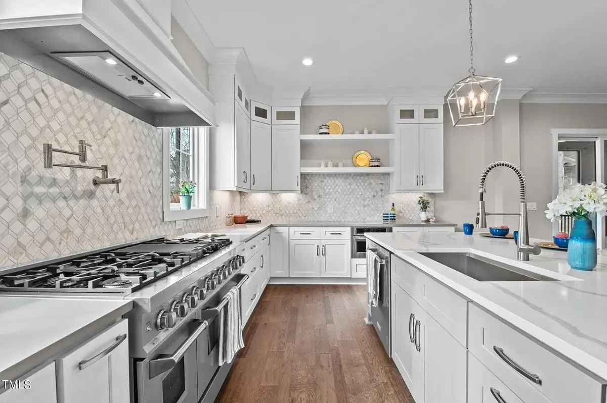 Interior 7 – Proiect de casa parter cu mansardă 425 m²: 4 Dormitoare, 4 Bai, Bucatarie deschisa, Garaj — 73643R