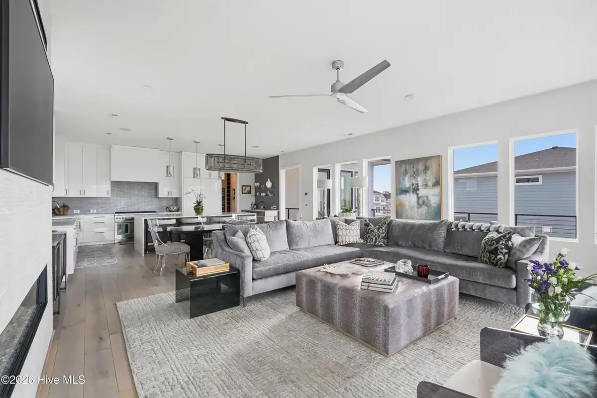 Interior 13 – Proiect de casa cu 2 etaje 446 m²: 5 Dormitoare, Birou, 6 Bai, Bucatarie deschisa, Garaj — 96183R