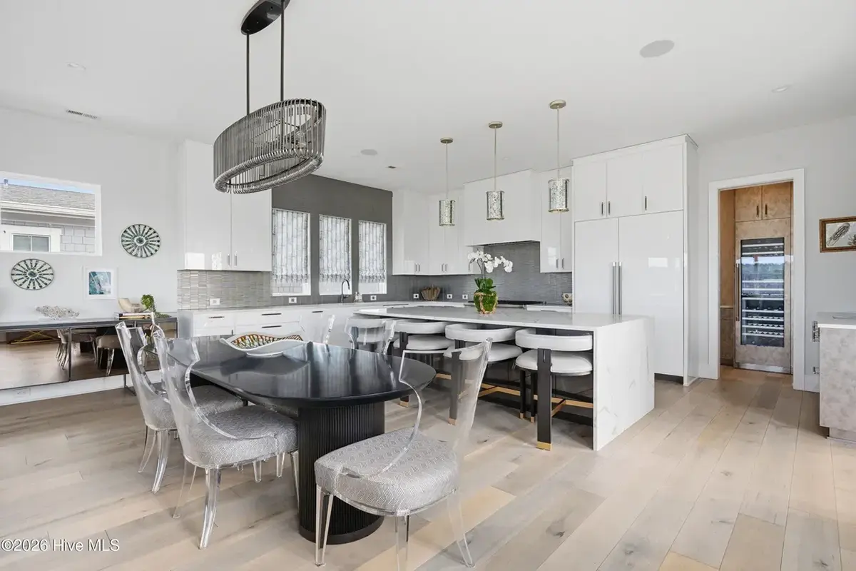 Interior 15 – Proiect de casa cu 2 etaje 446 m²: 5 Dormitoare, Birou, 6 Bai, Bucatarie deschisa, Garaj — 96183R