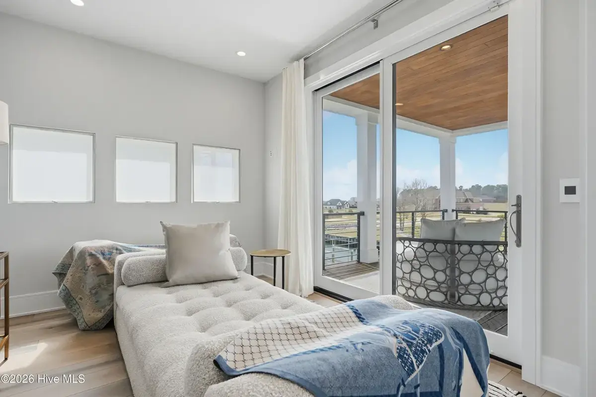 Interior 16 – Proiect de casa cu 2 etaje 446 m²: 5 Dormitoare, Birou, 6 Bai, Bucatarie deschisa, Garaj — 96183R