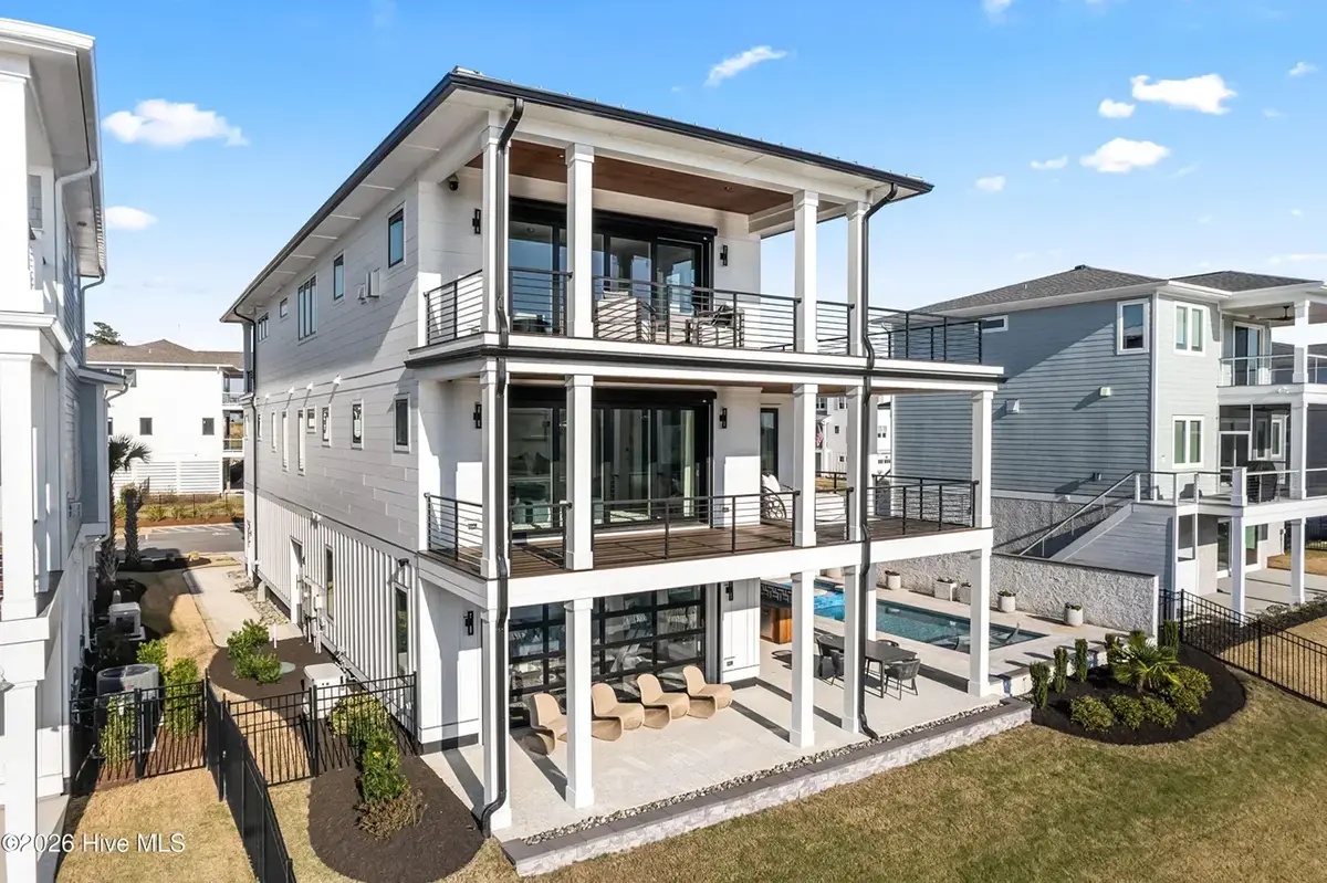 Imagini principale 7 – Proiect de casa cu 2 etaje 446 m²: 5 Dormitoare, Birou, 6 Bai, Bucatarie deschisa, Garaj — 96183R
